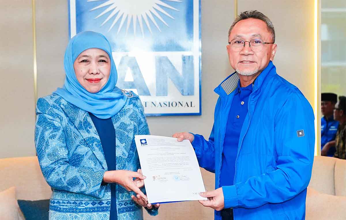Khofifah Indar Parawansa saat merima rekom dari Ketua Umum PAN, Zulkifli Hasan.