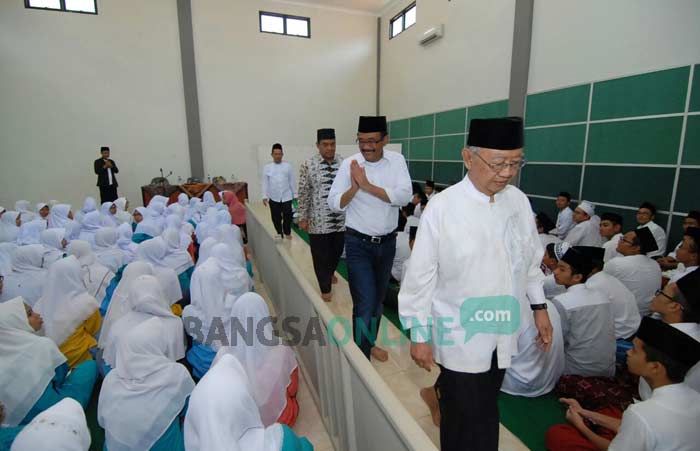 KH Salahudin Wahid, Pengasuh Ponpes Tebuireng Jombang (depan) diiringi Cawagub DKI Jakarta, Djarot Syaiful Hidayat usai bertemu para santri di SMA Trensains Tebuireng Jumat (11/11). foto: RONY SUHARTOMO/ BANGSAONLINE