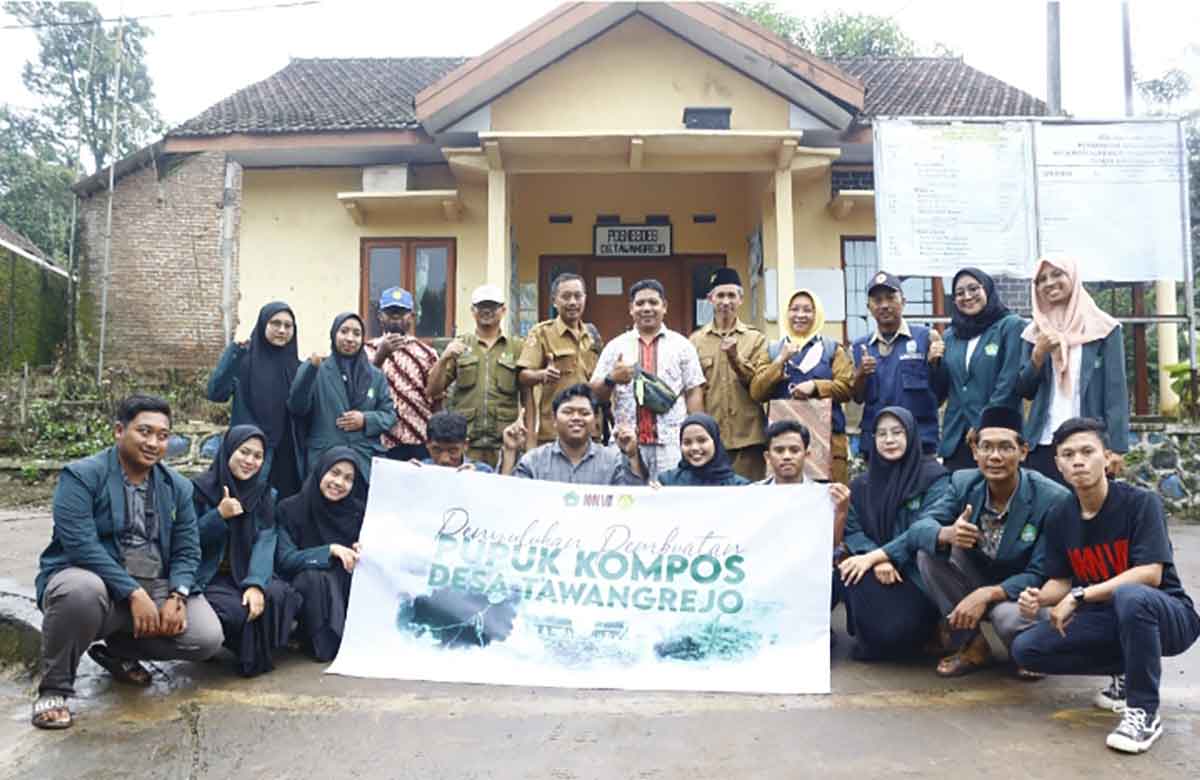 Mahasiswa KKN IKHAC Mojokerto usai mengedukasi petani soal kompos organik.