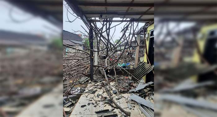 Kondisi rumah di Bungah, Gresik, yang tertimpa pohon tumbang. Foto: Ist