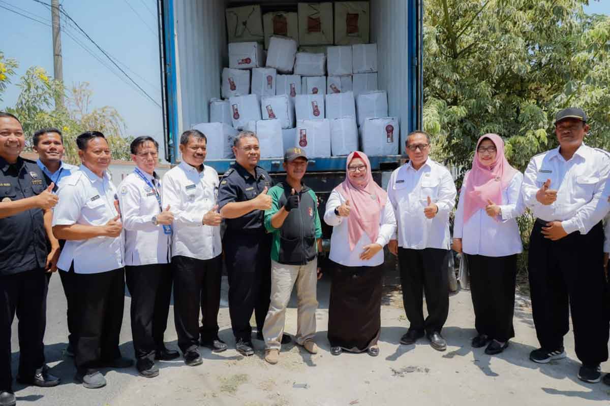 Wakil Bupati Gresik, Aminatun Habibah, saat melepas ekspor kulit ikan hiu dan pari. Foto: Ist