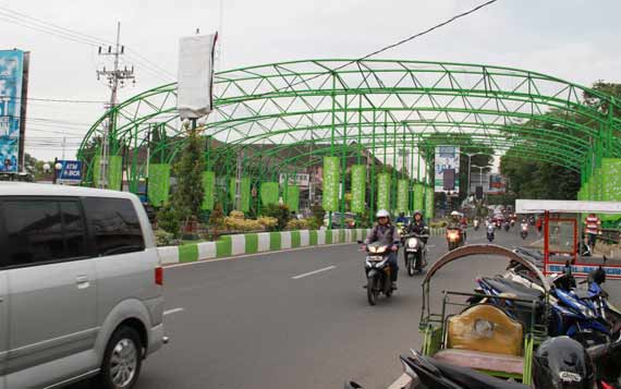 Pergola di jembatan Jagung Suprapto yang dipermasalahkan komisi C. foto: tuhu/BANGSAONLINE