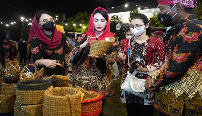 Ketua Dekranasda Kabupaten Kediri Eriani Annisa Hanindhito (kanan) saat mendampingi Ketua Dekranasda Jatim, Arumi Bachin, saat meninjau stan UMKM. Foto: Ist