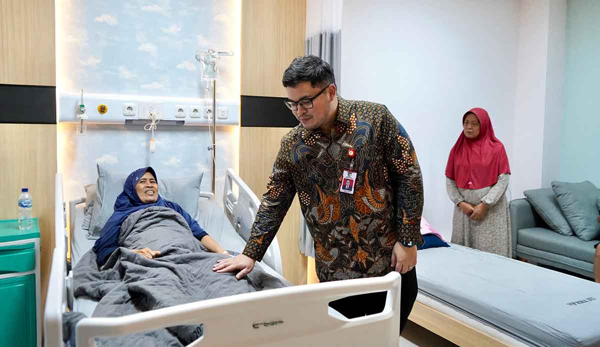 Bupati Kediri, Hanindhito Himawan Pramana, saat menyapa seorang pasien yang sedang menjalani perawatan. Foto: Ist 