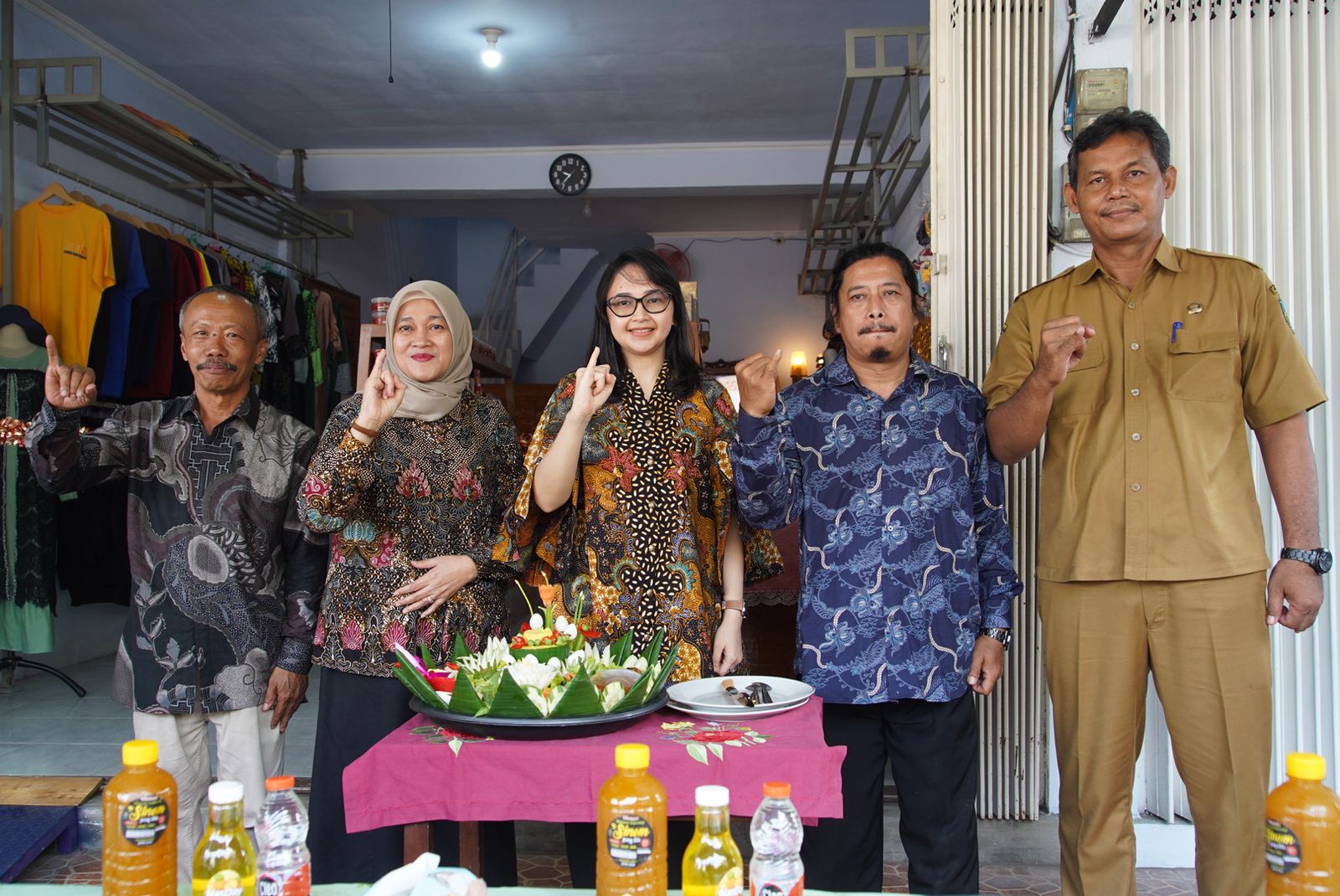  Ketua Tim Penggerak PKK Kabupaten Kediri, Eriani Annisa Hanindhito (tengah) di acara Soft Launching Galeri DIKTA SuaR. (Ist).