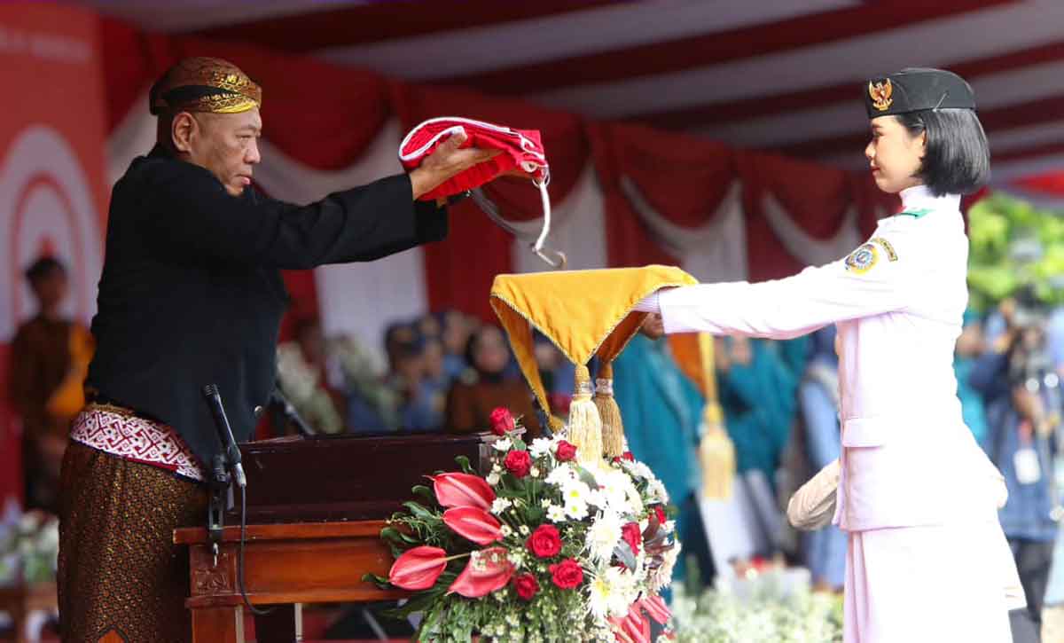 Siswi kelas XI-G SMAN 1 Kauman, Kinastren Puspakirana Widodo, saat upacara HUT ke-80 RI.
