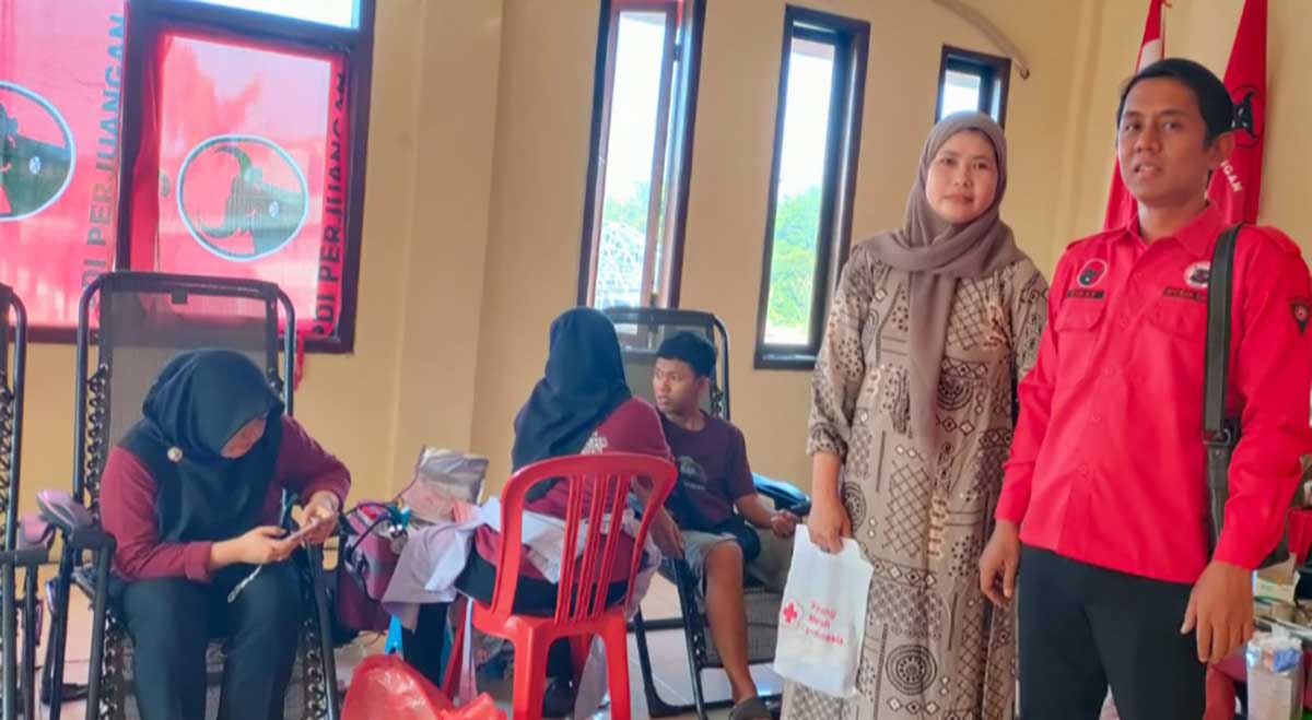 Chesy Bima Laksana (kanan) saat mengikuti donor darah di DPC PDIP Gresik. Foto: Ist