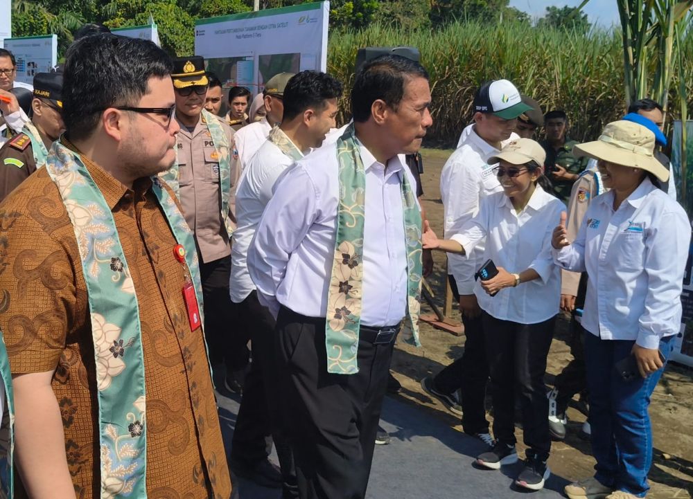 Bupati Kediri Hanindhito Himawan Pramana (kiri) saat menyambut kedatangan Mentan Amran Sulaiman. Foto: Muji Harjita/BANGSAONLINE