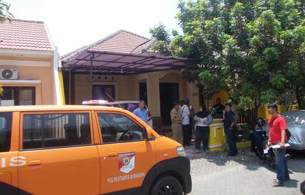 Suasana rumah yang kerampokan saat olah TKP. foto: rusmiyanto/BANGSAONLINE