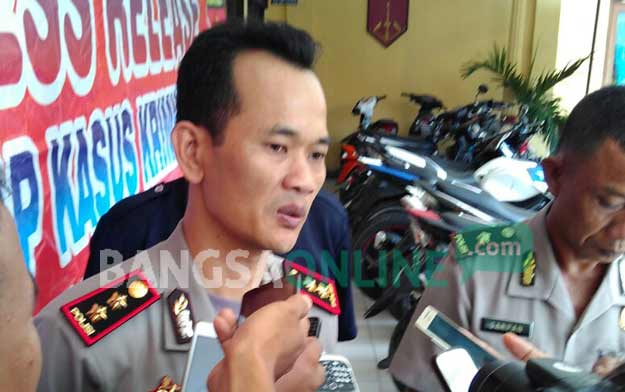 Kapolres Pamekasan AKBP Nowo Hadi Nugroho menjawab pertanyaan wartawan. 