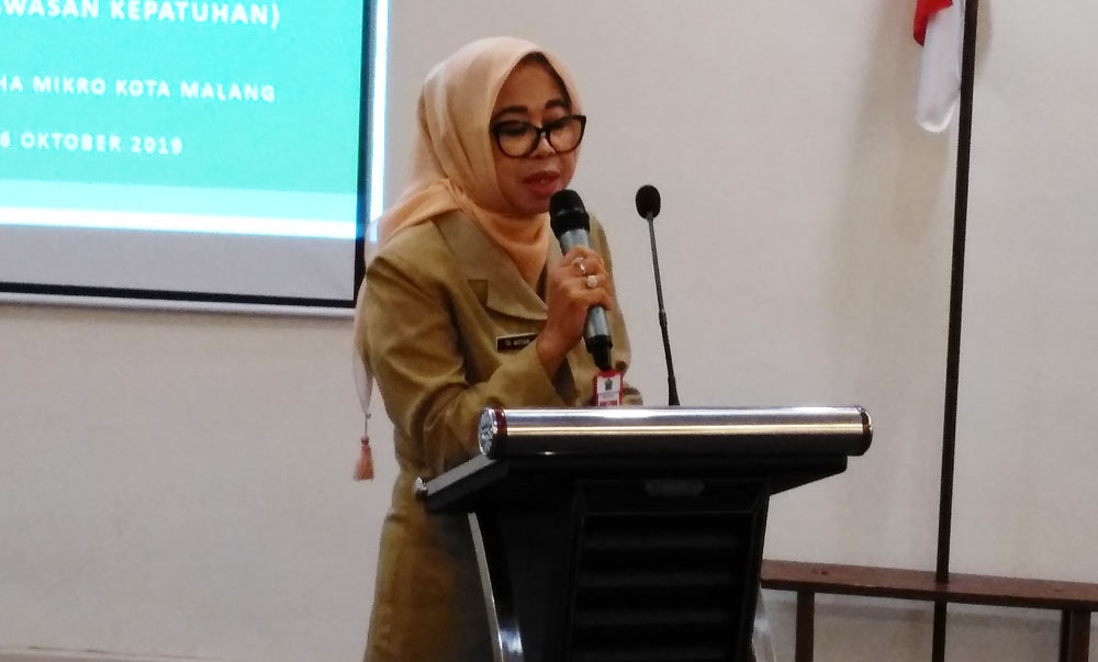 Plt. Kepala Dinas Koperasi dan Usaha Mikro Kota Malang Tri Widyani Pangestuti, saat memberikan laporan acara Bimtek Pengawasan Koperasi di Hotel Same Malang, Selasa (15/10). foto: IWAN IRAWAN/ BANGSAONLINE