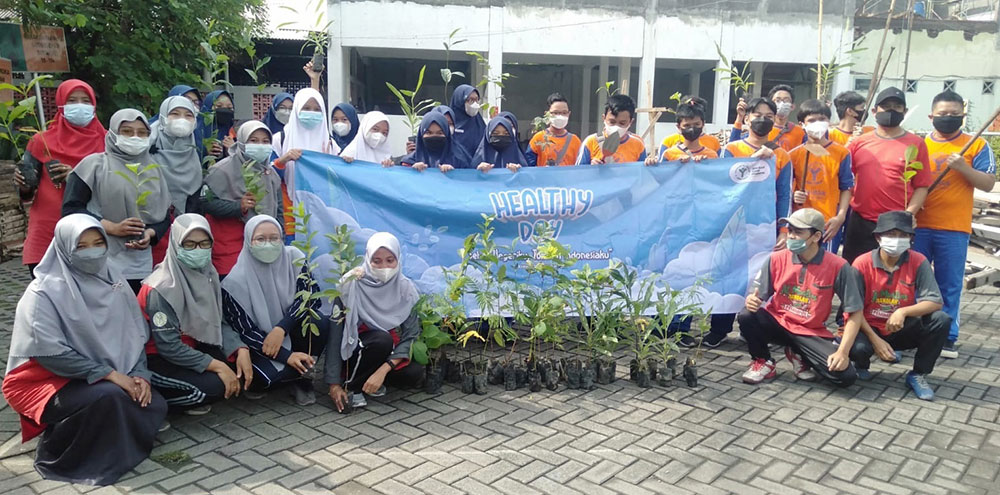Siswa- siswi SMP Al Muslim Waru, Sidoarjo, saat menanam pohon di TPST Desa Berbek. Foto: Ist