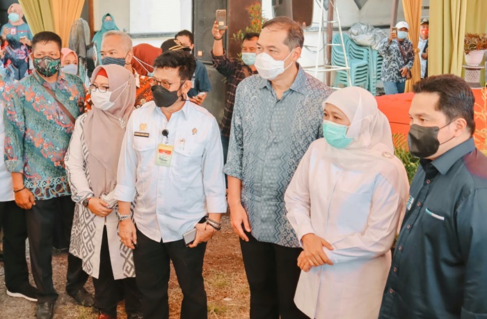 Dari kiri: Wabup Bu Min bersama Mentan, Mendag, Gubernur Jatim, dan Menag BUMN. foto: SYUHUD/ BANGSAONLINE