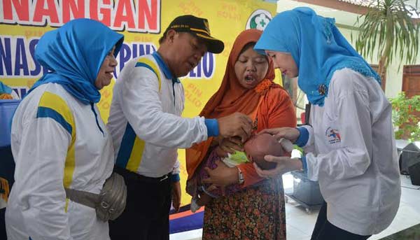 Bupati Lamongan Fadeli dan dr. Fida Nuraida saat pencanangan PIN Polio di Pendopo Kecamatan Kembangbahu. foto: nurqomar/ BANGSAONLINE