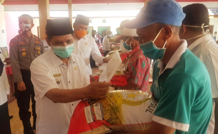 Bupati Pasuruan H. M. Irsyad Yusuf, S.E., M.M.A. saat menyerahkan bantuan bibit kepada petani di Desa Pekoren Kecamatan Rembang, Rabu (3/6).
