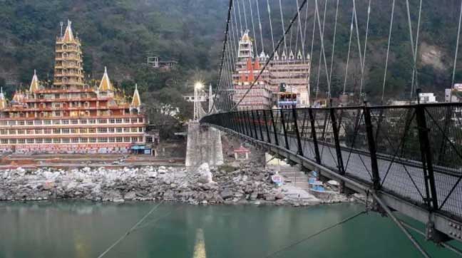 Turis Prancis Foto Telanjang di Jembatan Suci Umat Hindu