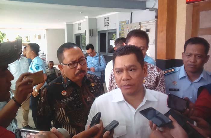 Adis Kadir saat memberikan keterangan kepada awak media.