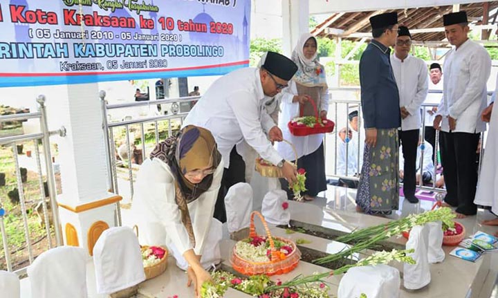 Bupati dan Wabup Probolinggo saat ziarah makam Kiai Ronggo.
