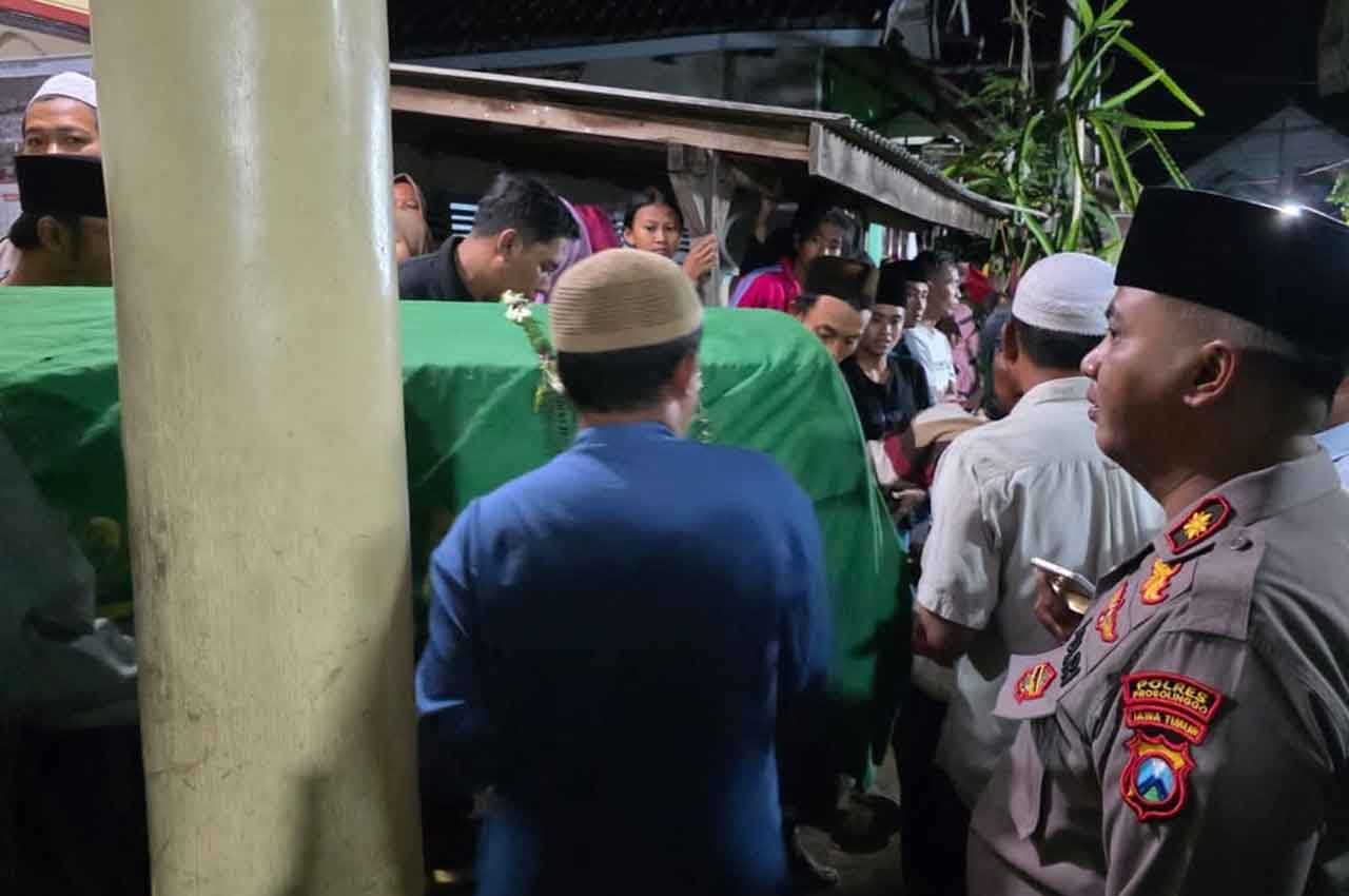 Prosesi pemakaman Misto, Warga Desa Jorongan, Leces, yang diduga menjadi korban pembunuhan oleh Kelompok Kriminal Bersenjata (KKB) di Kampung Wundu, Distrik Dokome, Puncak Jaya, tiba di rumah duka di Probolinggo, Kamis (18/9/2025) malam. Foto: Kompas.com