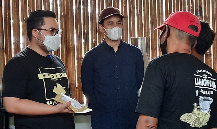 Calon Bupati Kediri, Hanindhito Himawan Pramana (kiri) saat mengecek ruang produksi kopi Laharpang dan berdialog dengan petani kopi Laharpang. (foto: MUJI HARJITA/ BANGSAONLINE)