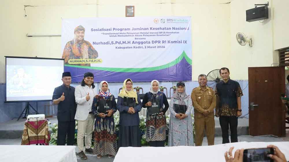 Anggota Komisi IX DPR RI, Nurhadi (dua dari kiri) di acara sosialisasi program JKN di Kecamatan Wates. (Ist)