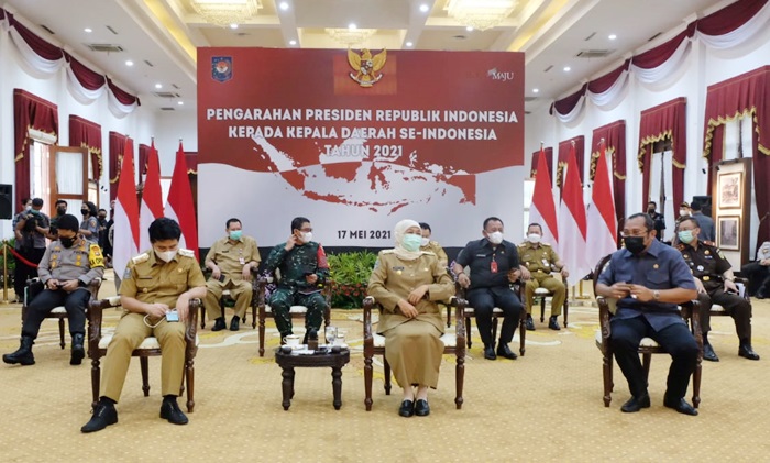Forkopimda Jatim saat megikuti zoom meeting bersama Presiden RI.