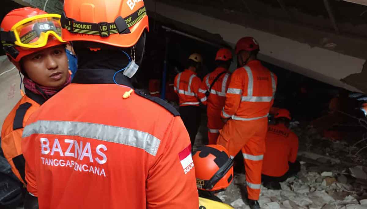 Para personel dari Tim BTB Jatim saat melakukan pertolongan di lokasi kejadian. Foto: Humas Baznas Jatim

