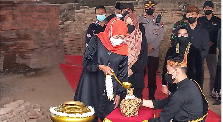 
Pengambilan sumber mata air panguripan Situs Kedaton, Desa Pakis, Kecamatan Trowulan, Kabupaten Mojokerto oleh Gubernur Jatim, Khofifah Indar Parawansa.