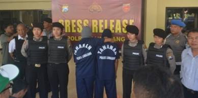 Dua pelaku saat diamankan di Polres Lumajang. (Imron/BANGSAONLINE)