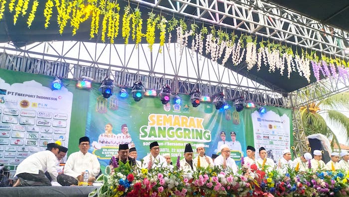Wabup Asluchul Alif (delapan dari kiri) saat menghadiri Semarak Sanggring Kolak Ayam. FOTO: ist.