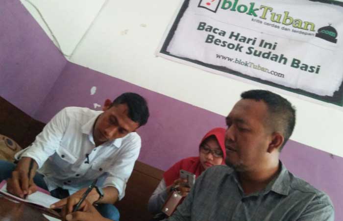 Petugas saat melakukan pemeriksaan terjadap saksi.