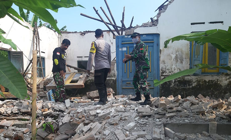 Wilayah Blitar Raya yang meliputi Kabupaten dan Kota Blitar melaporkan 369 bangunan rusak akibat gempa bermagnitudo 6.1 SR yang terjadi di Malang, Sabtu (10/4/2021) kemarin. (foto: ist)