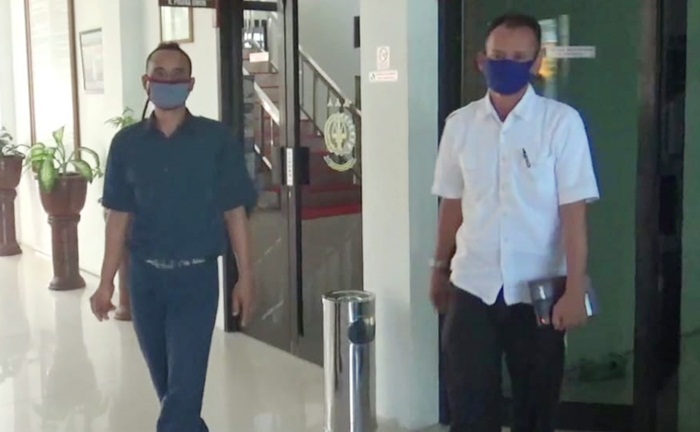 Dirut PDAM Ponorogo Lardi saat mendatangi Kantor Kejari Ponorogo.
