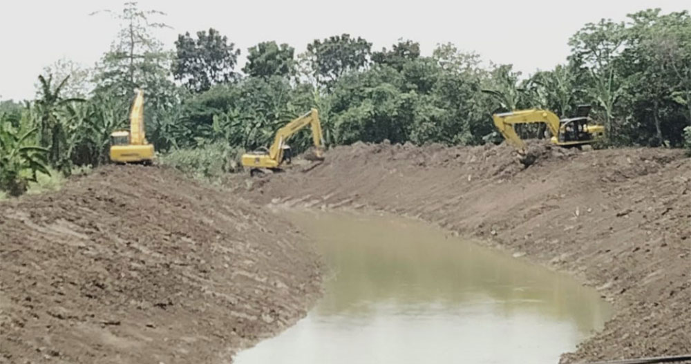 Jelang Musim Hujan, DPUTR Gresik Kebut Pengerukan Kali Lamong