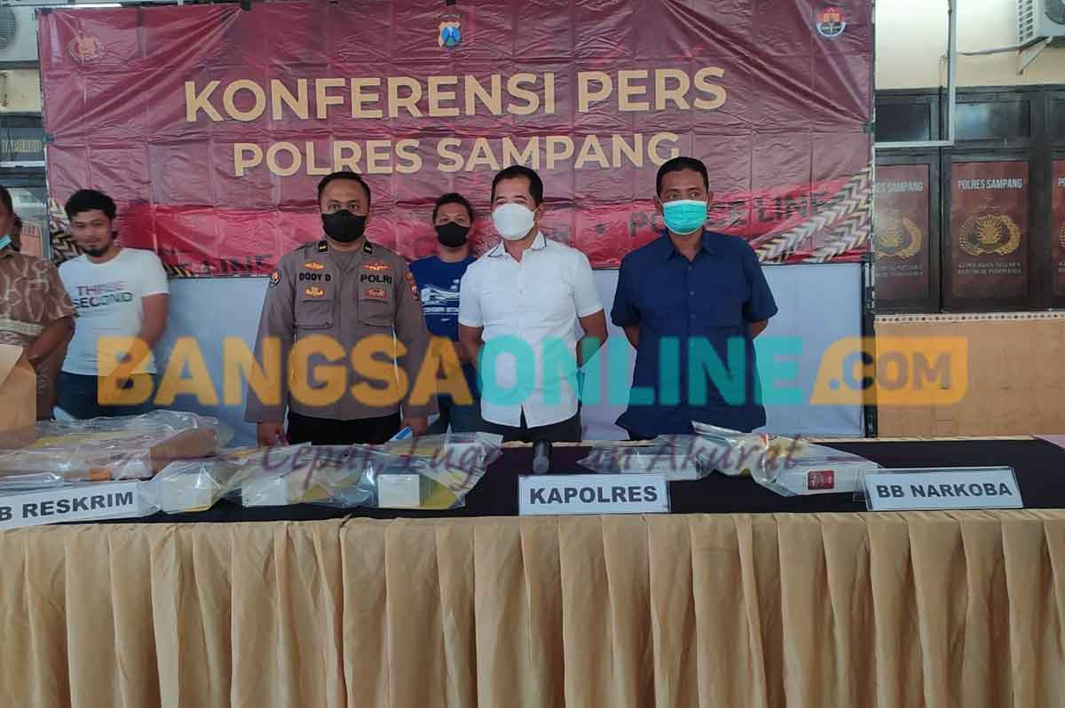Polres Sampang saat mengekspose barang bukti dari beberapa kasus. Foto: MUTAMMIM/BANGSAONLINE.com