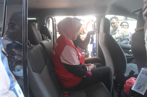 Terdangka Rosidah saat dimasukkan ke mobil tahanan Kejari Sidoarjo. foto: NANANG I/ BANGSAONLINE