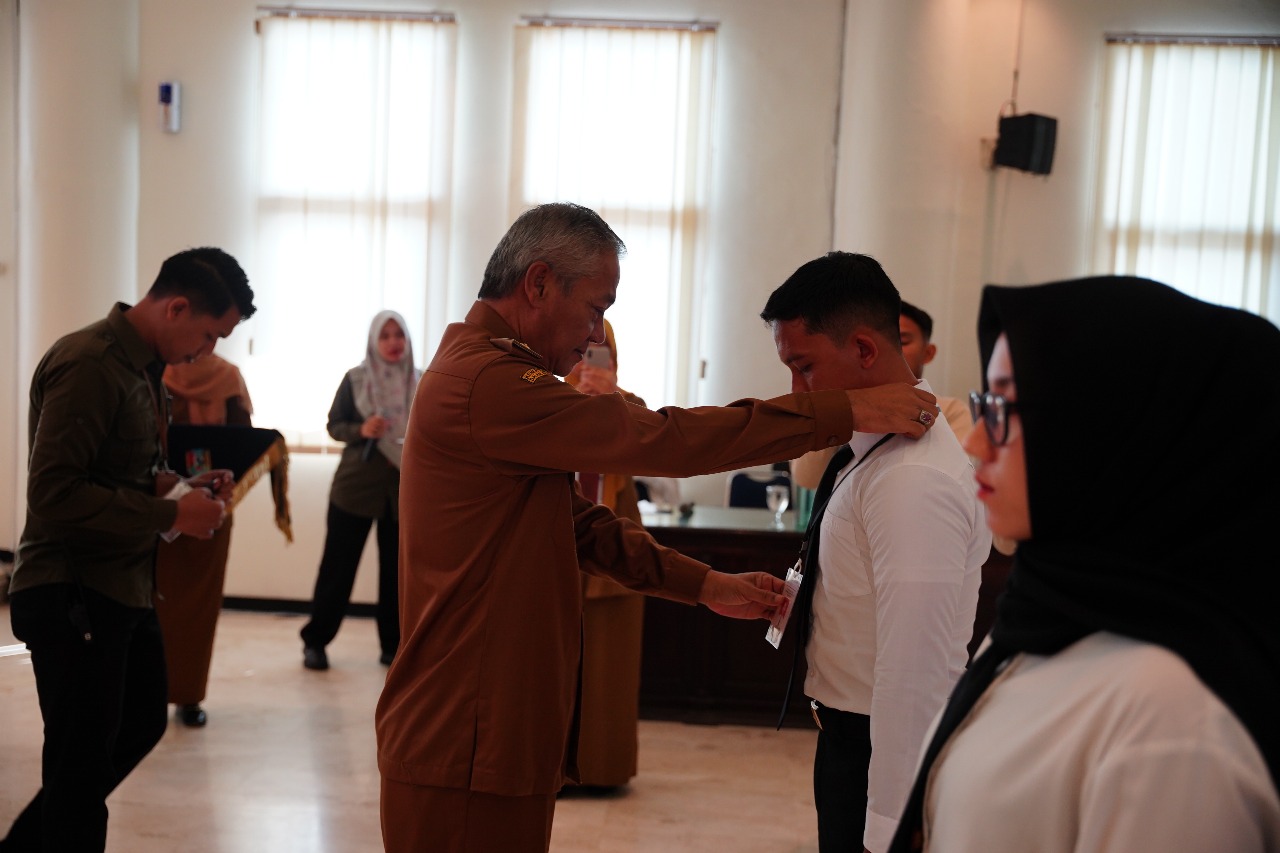 Wabup Tuban, Joko Sarwono saat menyematkan id card secara simbolis saat pembukaan Latsar CPNS rekrutmen 2024