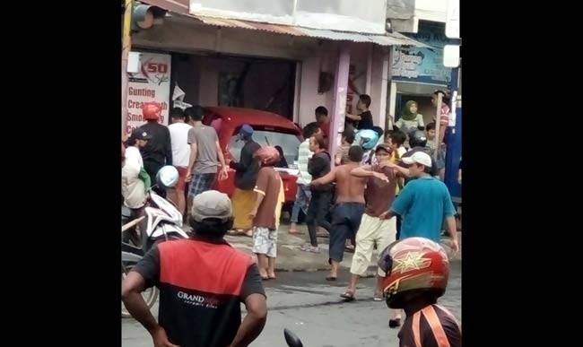 Mobil brio yang masuk kedalam salon sesaat sebelum dievakuasi.
