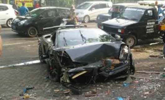 RINGSEK: Kondisi mobil Lamborghini usai menabrak warung STMJ dan pohon
