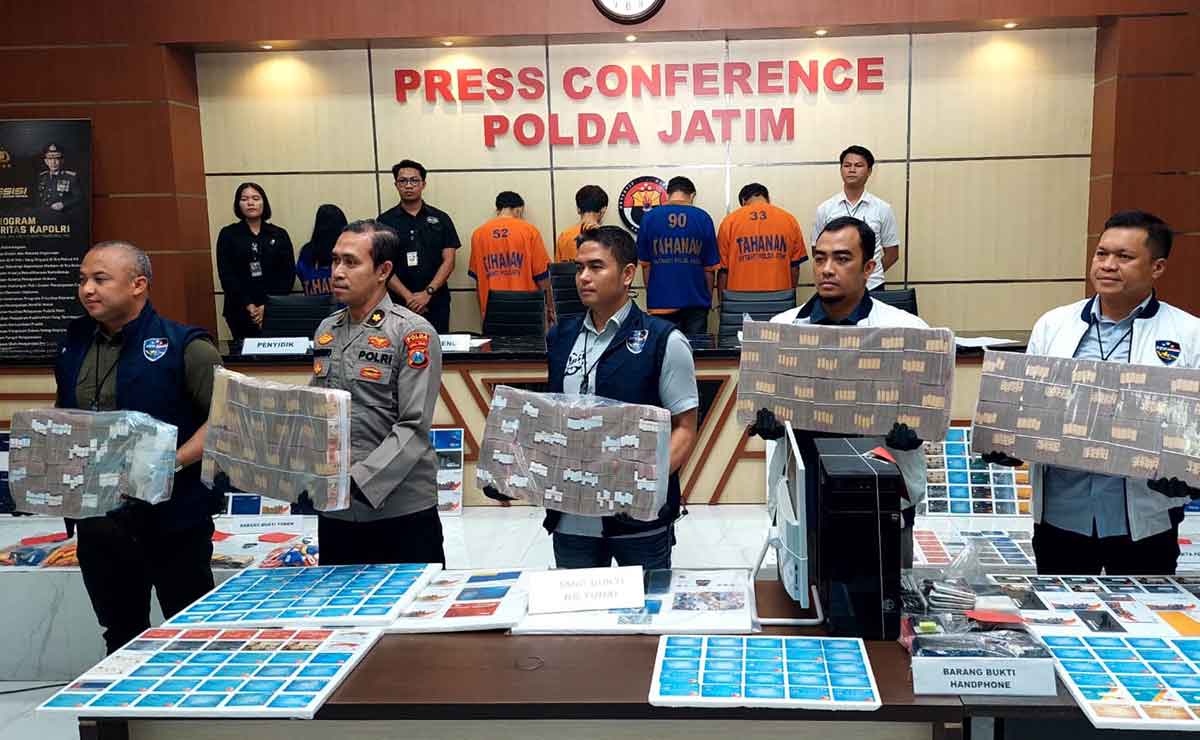 Konferensi pers yang digelar Ditressiber Polda Jatim terkait judi online dan TPPU.