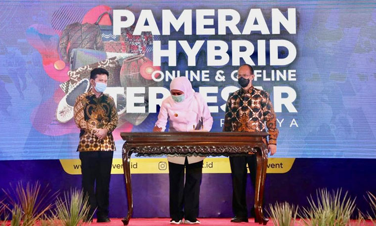 Gubernur Jatim, Khofifah Indar Parawansa saat membuka pameran INAPRO 2020 di Grand City Surabaya, Kamis (19/11/2020).