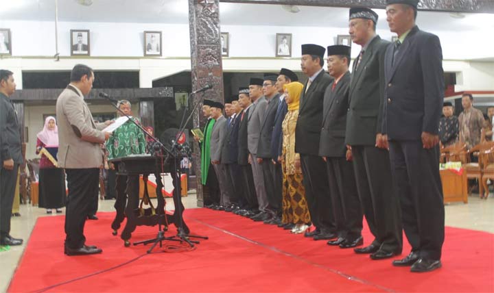 Bupati Nganjuk Drs. H. Novi Rahman Hidayat saat melantik 12 pejabat eselon. foto: BAMBANG/ BANGSAONLINE