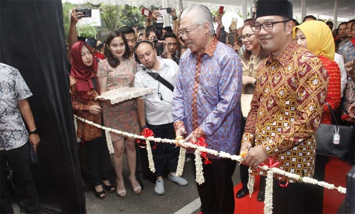 Menteri Perdagangan RI Enggartiasto Lukita didamping Gubernur Jabar Ridwan Kamil saat membuka pameran.