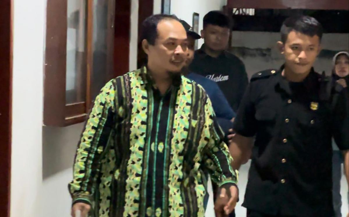 Amin Suprayitno saat tiba di kantor Kejari Kota Pasuruan untuk menjalani pemeriksaan. 