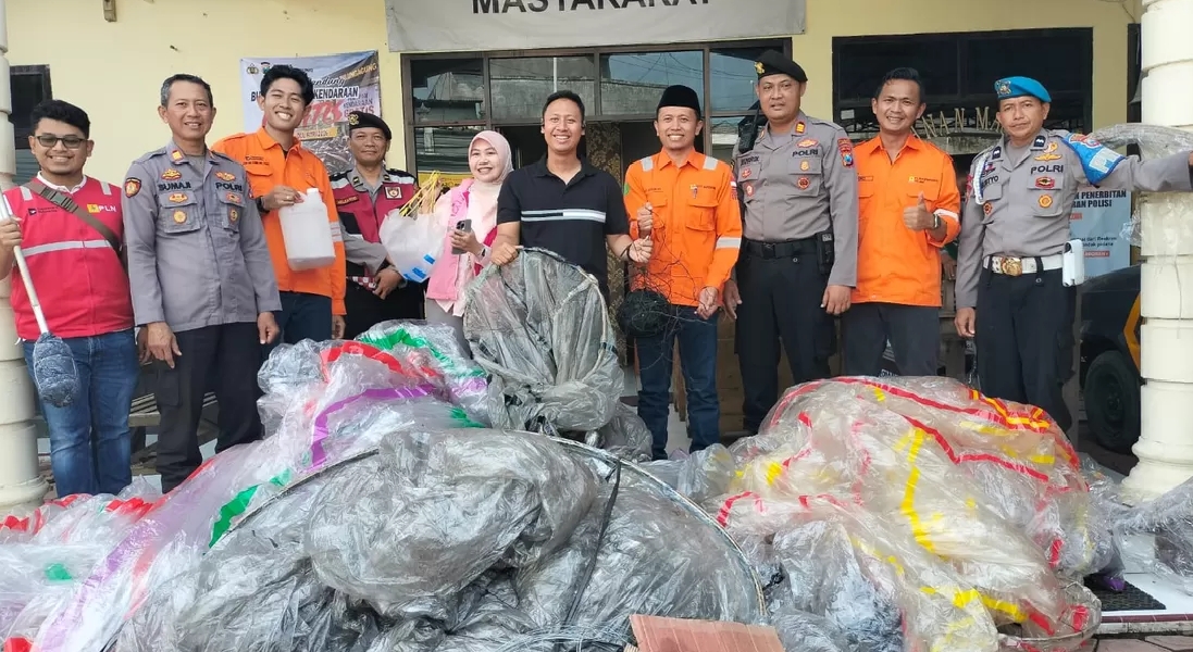 Barang bukti belasan balon udara liar siap terbang yang disita Polsek Bandung Tulungagung