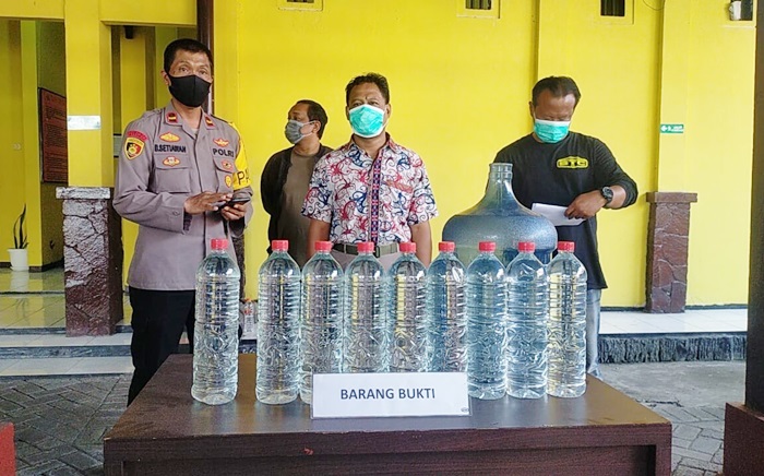 Polisi menujukkan arak yang menyebabkan kematian 4 korban.