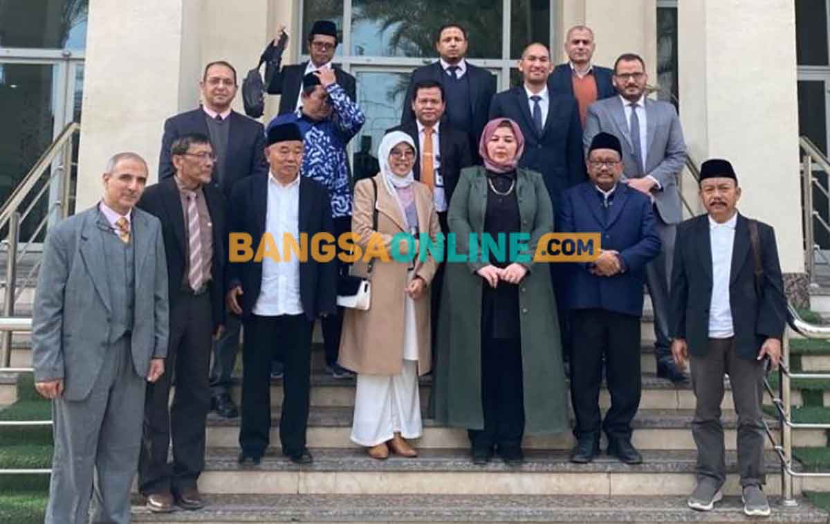 Prof Dr KH Asep Saifuddin Chalim, MA, dan rombongan foto bersama dengan Dr Reham Abdullah Salamah Nasr, Direktur Utama Al-Azhar Observatory for Combating Extremism dan stafnya, di kantornya, Kairo, Mesir, Rabu (11/1/2023). Foto: BANGSAONLINE