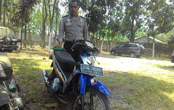 Kondisi sepeda motor yang digunakan korban usai menabrak jembatan. foto: dendi martoni/BANGSAONLINE