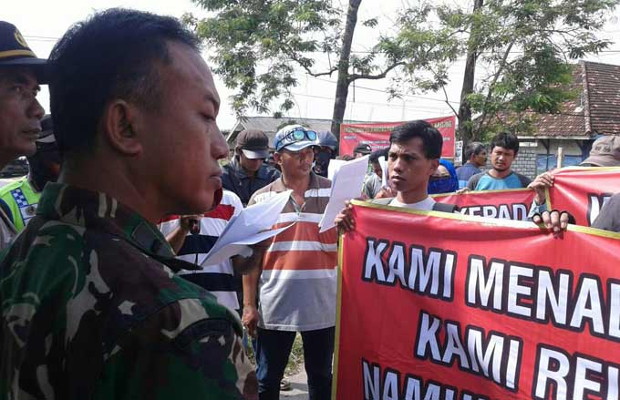 Warga Desa Bulurejo, Benjeng, saat demo di depan kantor PT Kaha Global Group.