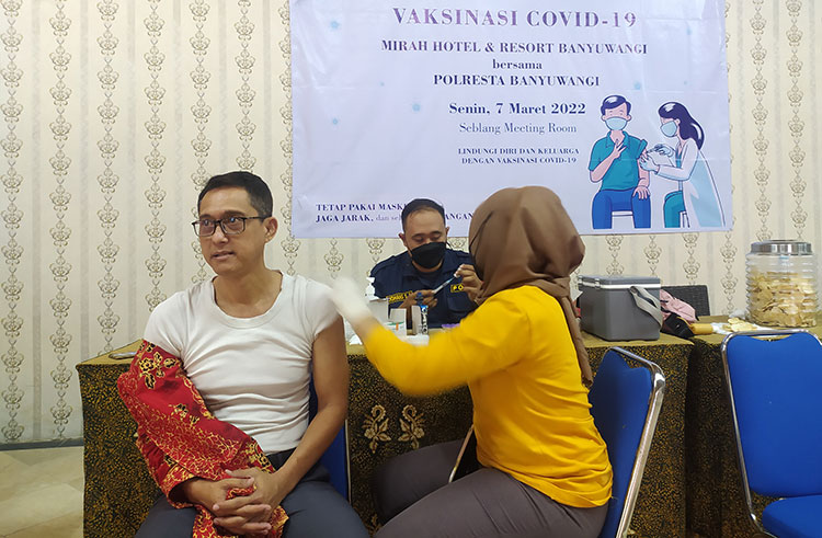 General Manager Mirah Hotel and Resort Banyuwangi, Robby Abthoni, saat disuntik vaksin booster.